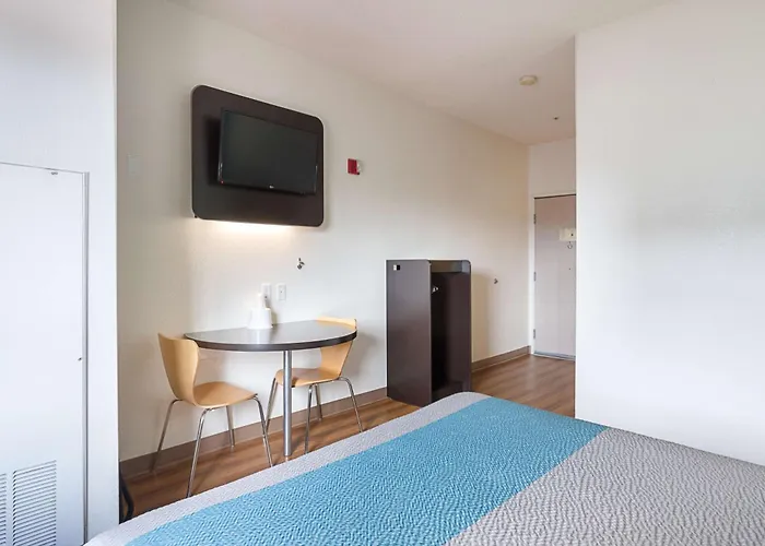 Hotel 6-page, Az